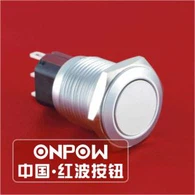 Ýta á hnappinn í gegnum gatið